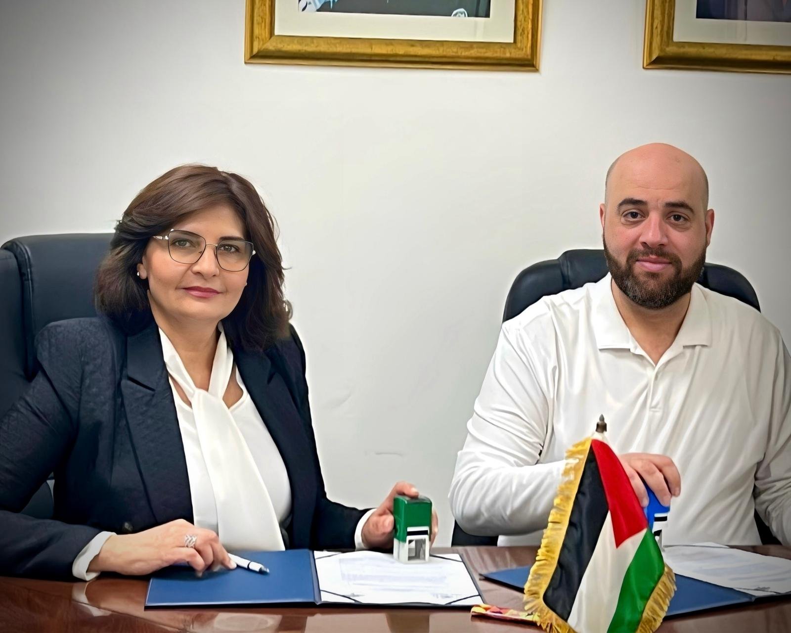 جمعية أصدقاء جامعة بيرزيت وبلدية بيرزيت تجددان مذكرة التفاهم لمشروع محطات الانتظار